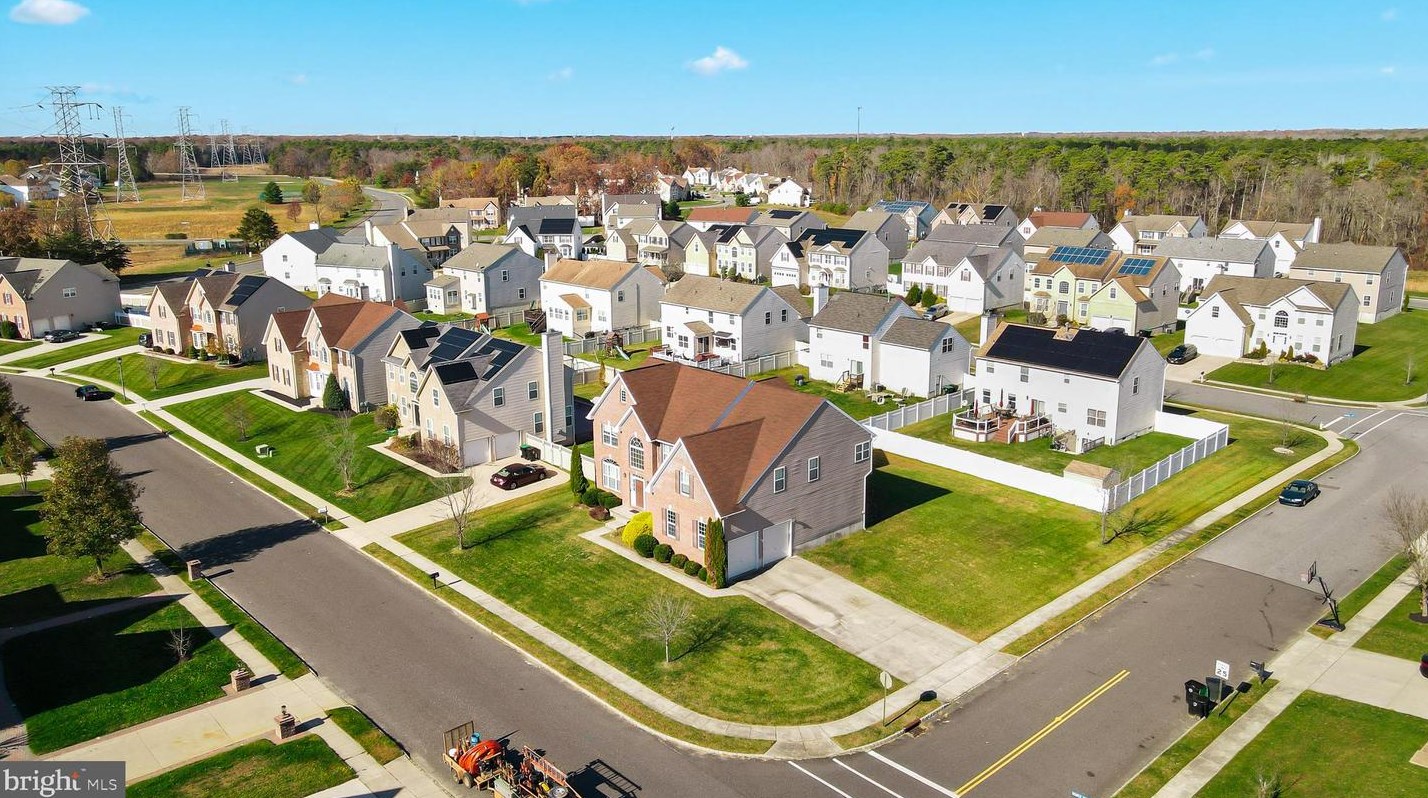 10 Beaver Dam Dr, Erial, NJ 08081