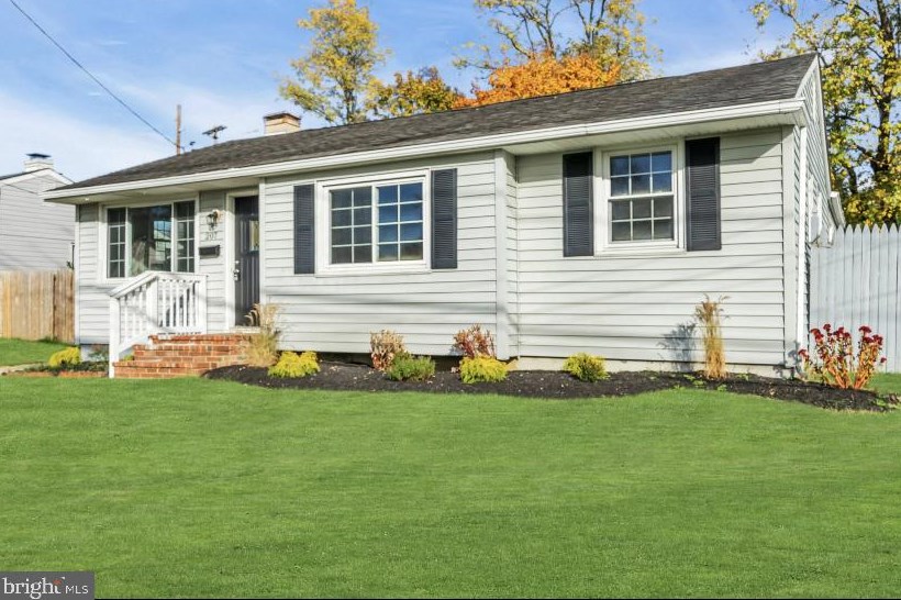 207 Warwick Rd, Lawnside, NJ 08045