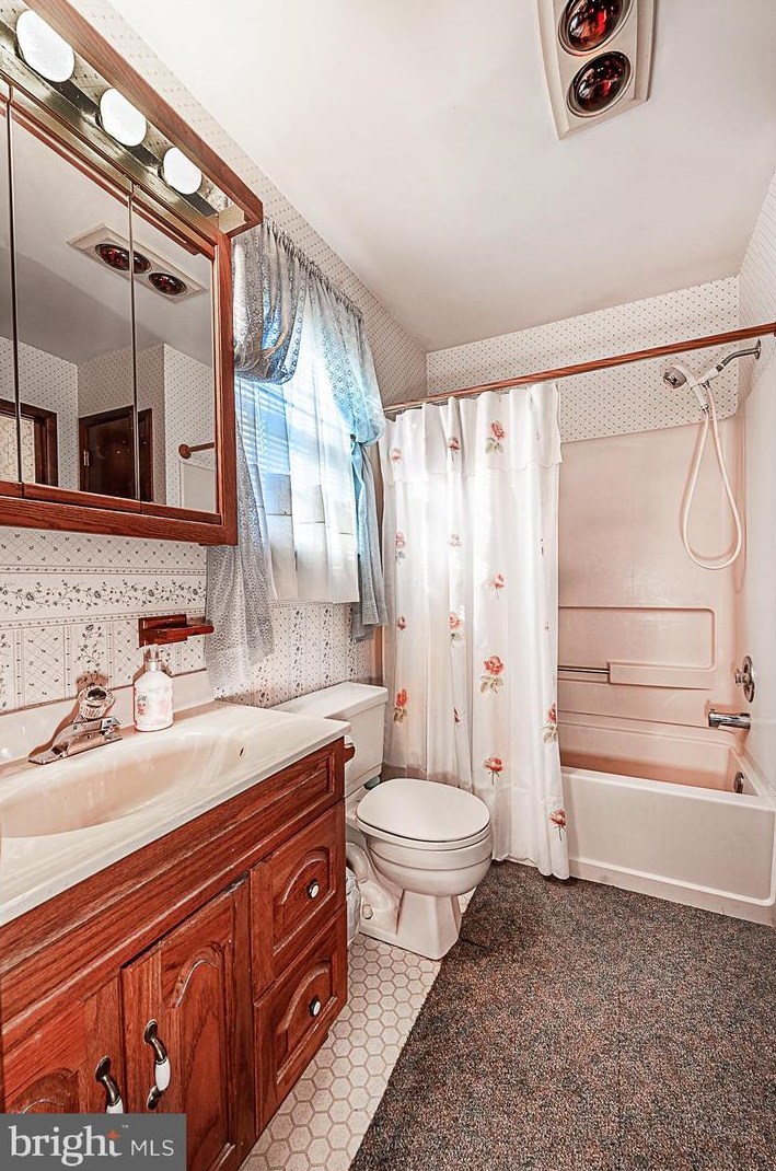 5 Woodstream Dr, Waterford Township NJ 08004-2933 exterior