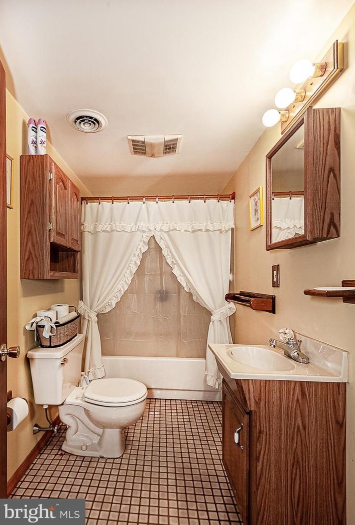 5 Woodstream Dr, Waterford Township NJ 08004-2933 exterior