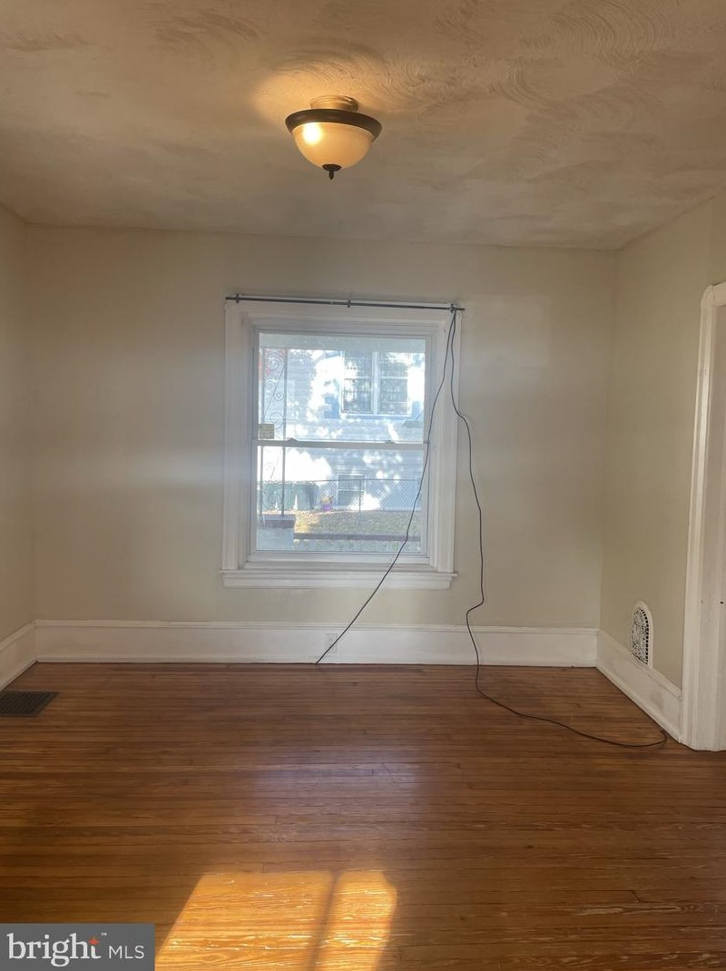 10 S Sussex St, Gloucester, NJ 08030