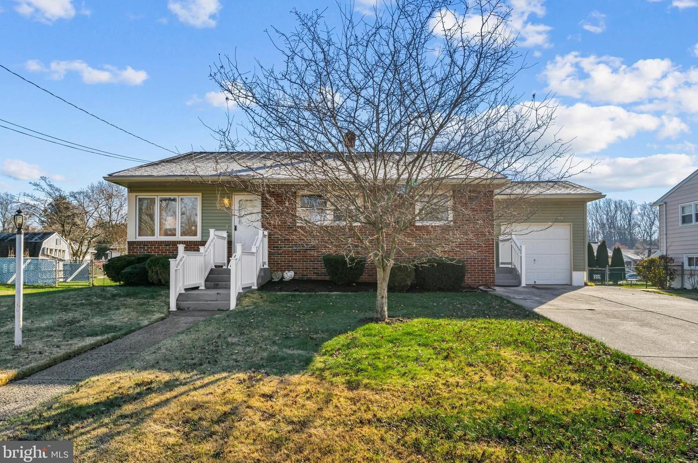 10 Oakland Dr, Magnolia, NJ 08049-1626