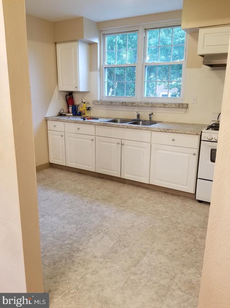 128 Laureba Ave, Stratford, NJ 08084