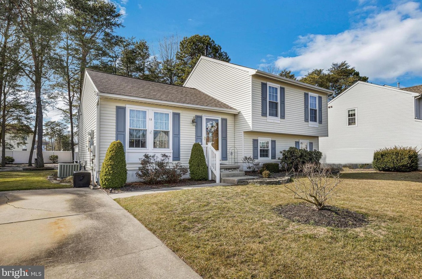 15 Rosalind Cir, Erial, NJ 08081