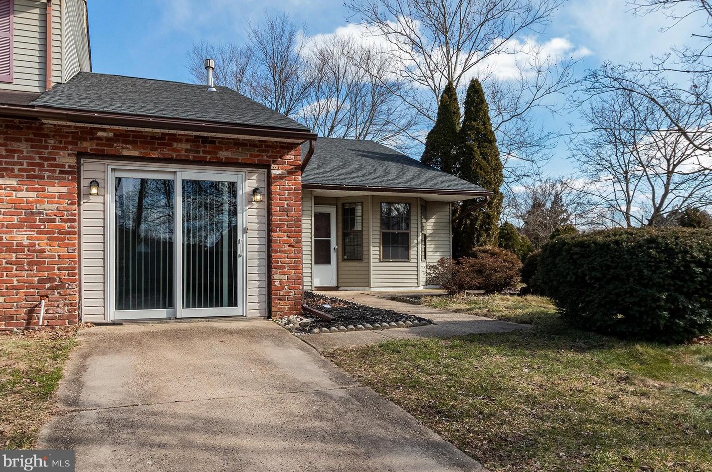 32 Hampton Gate Dr, Erial, NJ 08081