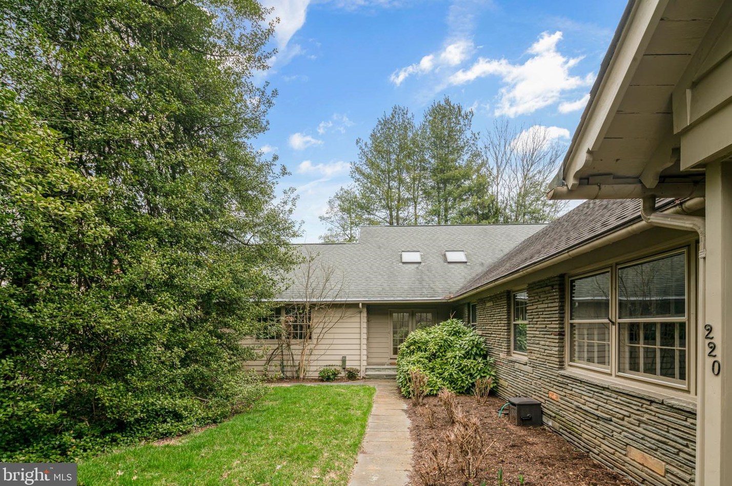 220 Oak Ave, Tavistock, NJ 08033