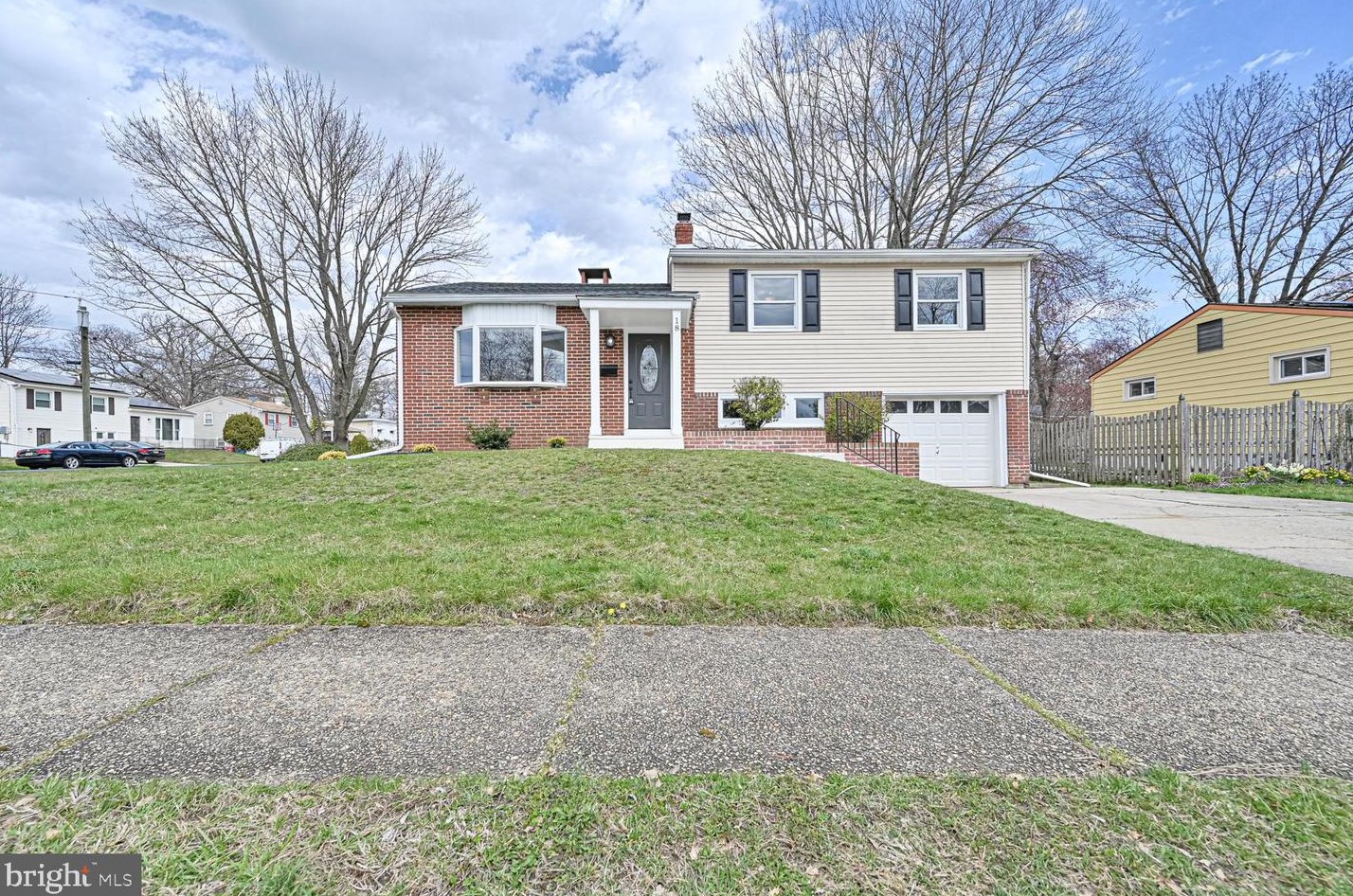 18 Gloucester Ave, Somerdale, NJ 08083