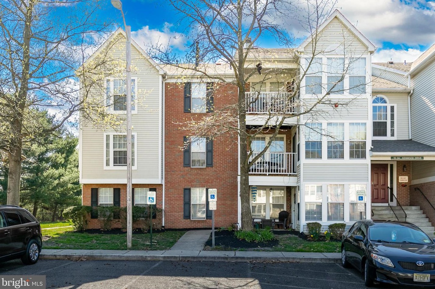 17 Kenwood Dr, Erial, NJ 08081