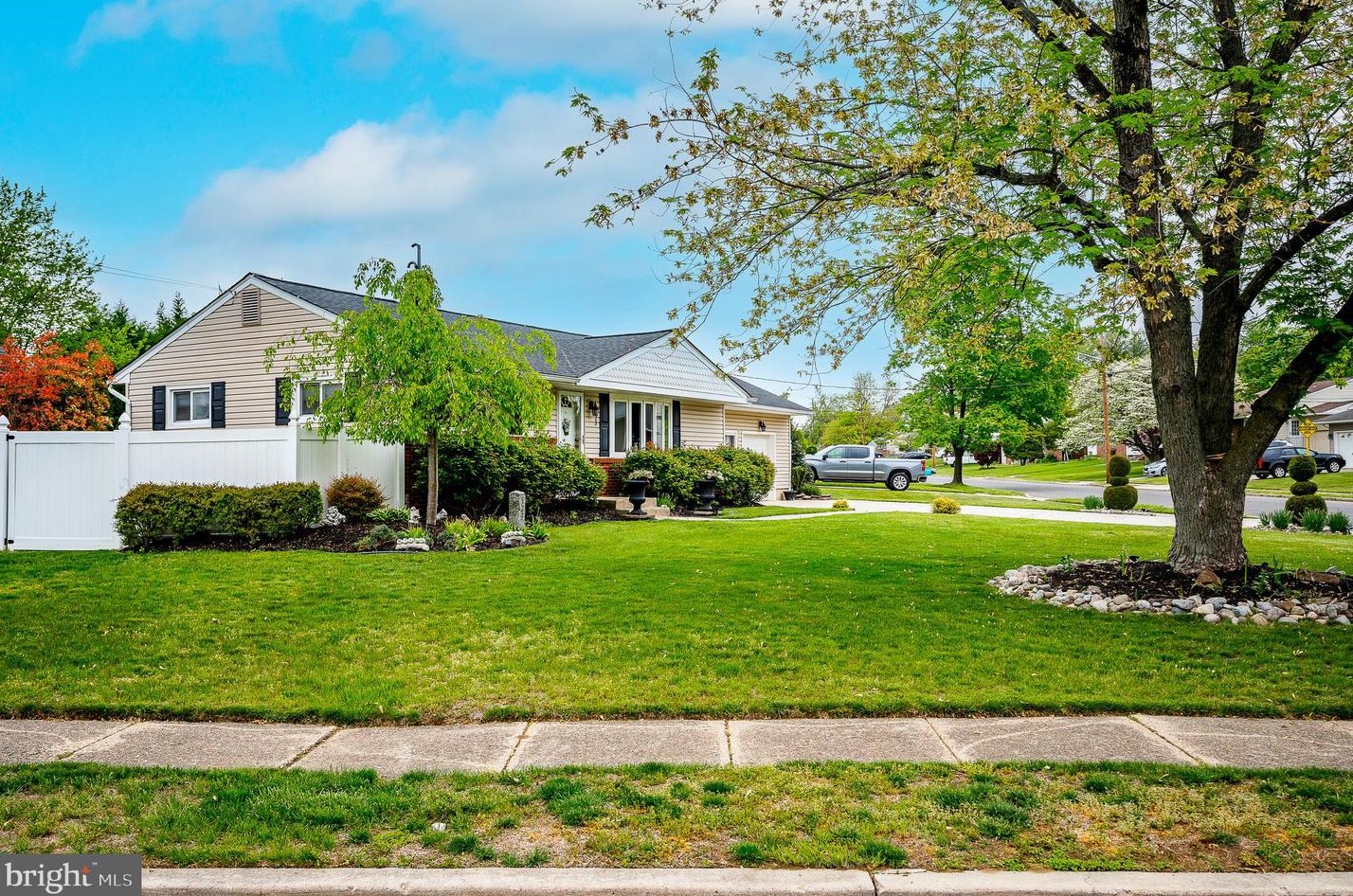 523 Beverly Dr, Magnolia, NJ 08049-1608