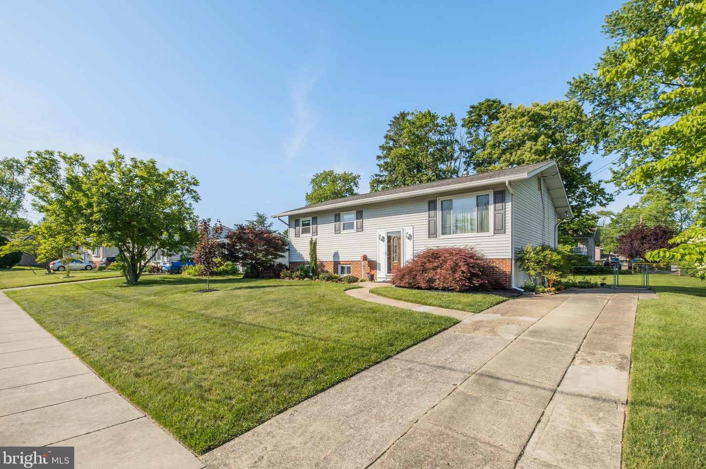 6 Woodbridge Rd, Gibbsboro, NJ 08026-1429