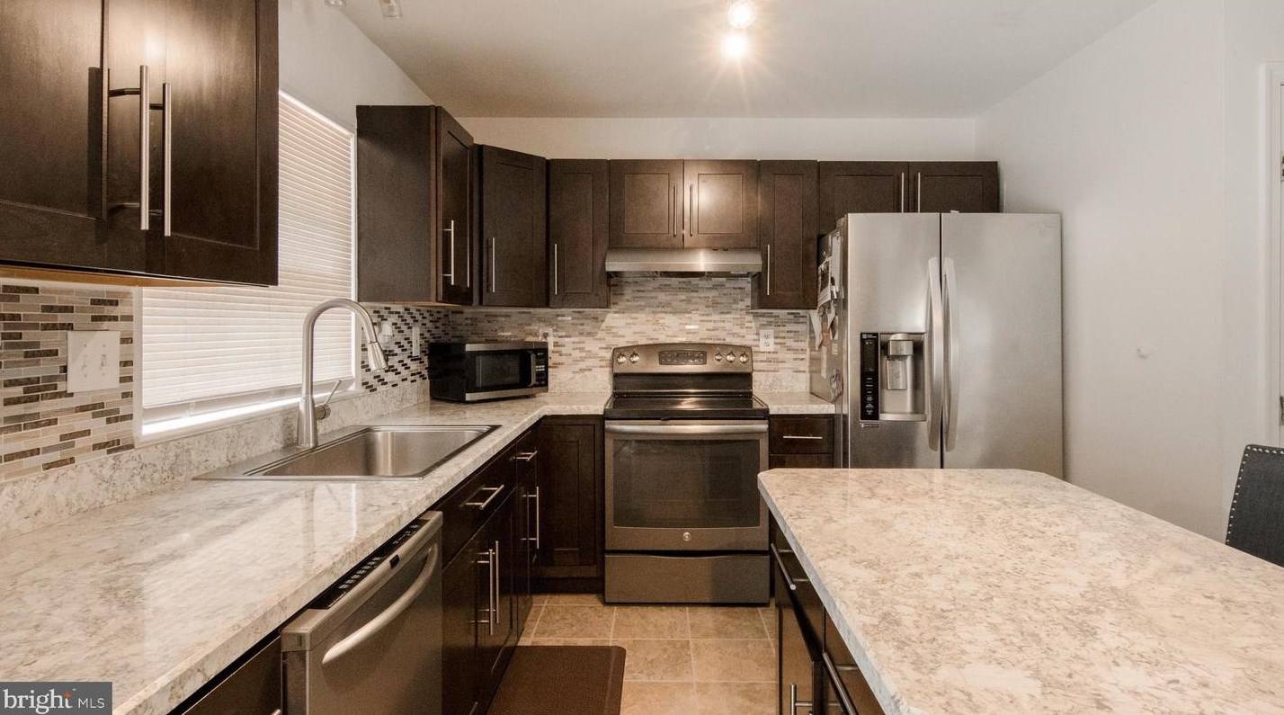 4 Coachlight Dr, Erial, NJ 08081