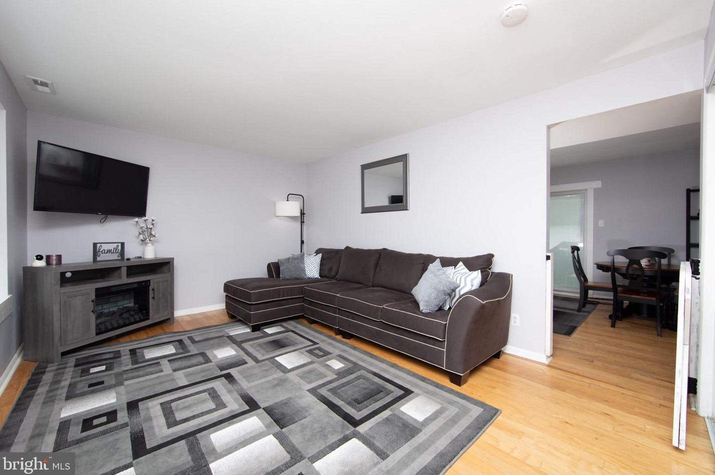 6 Shenandoah Dr, Franklin Township, NJ 08043