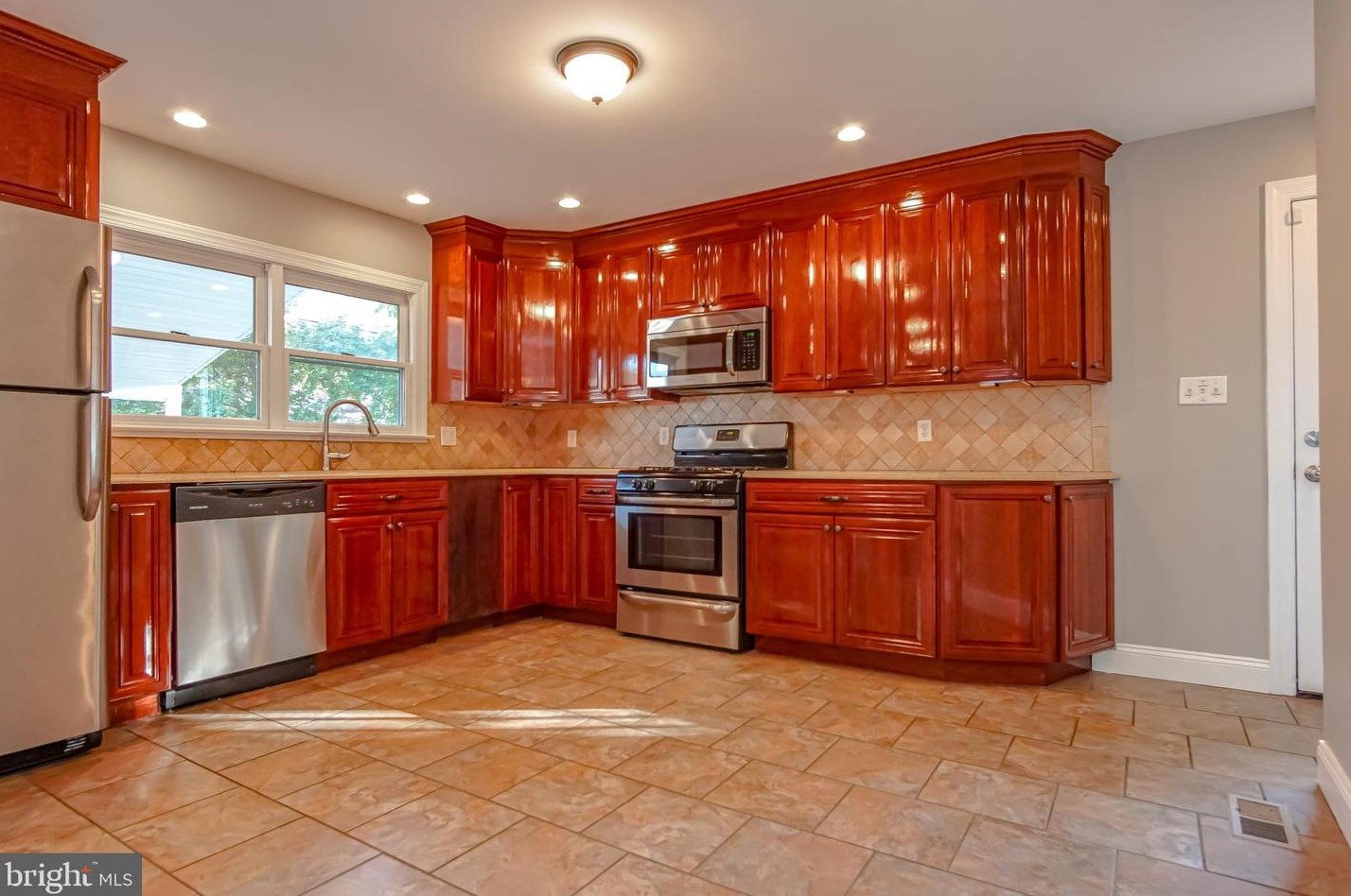 809 Roosevelt Ave, Glendora, NJ 08029
