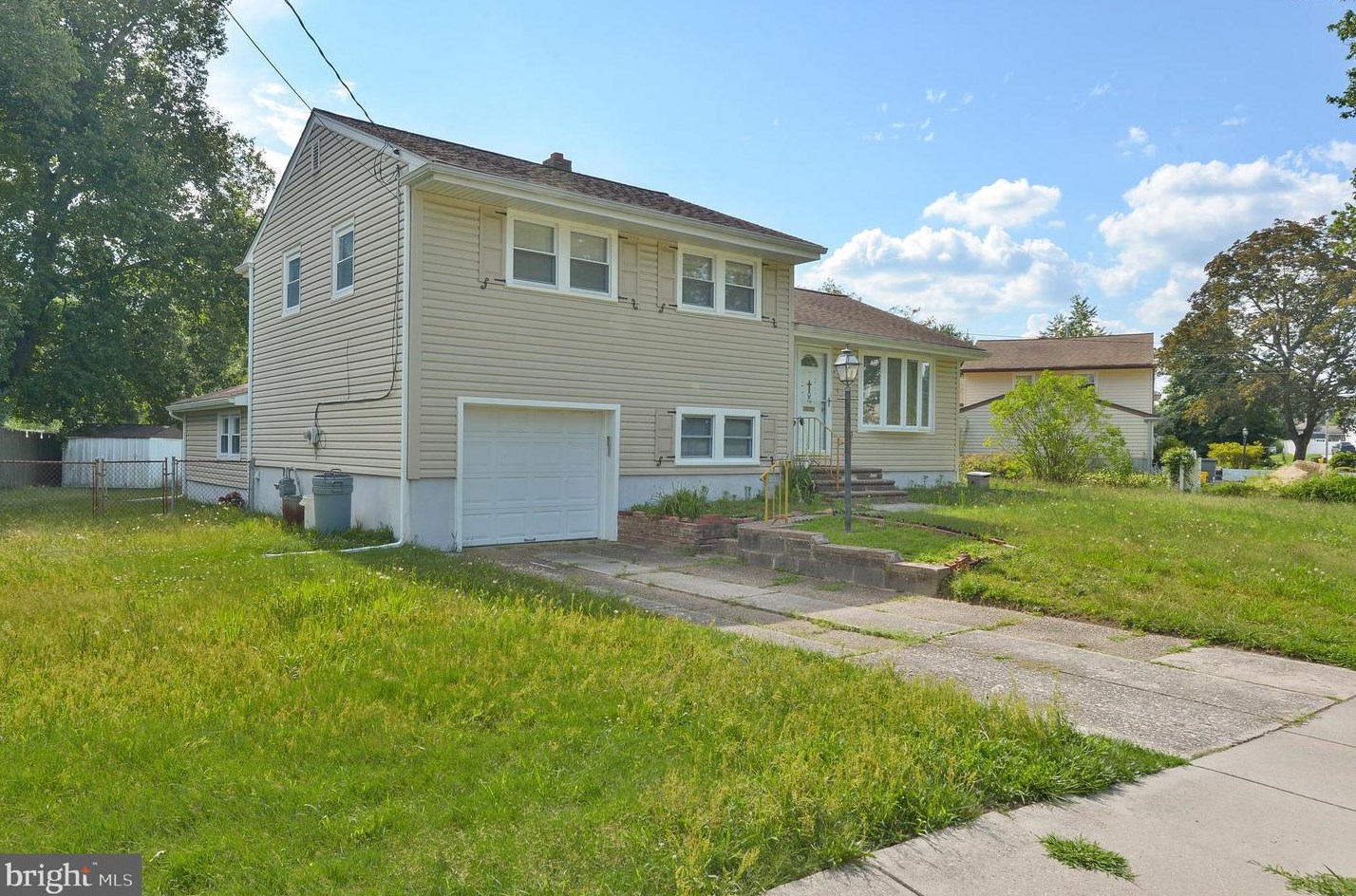 1 Hawthorne Rd, Gibbsboro, NJ 08026-1413