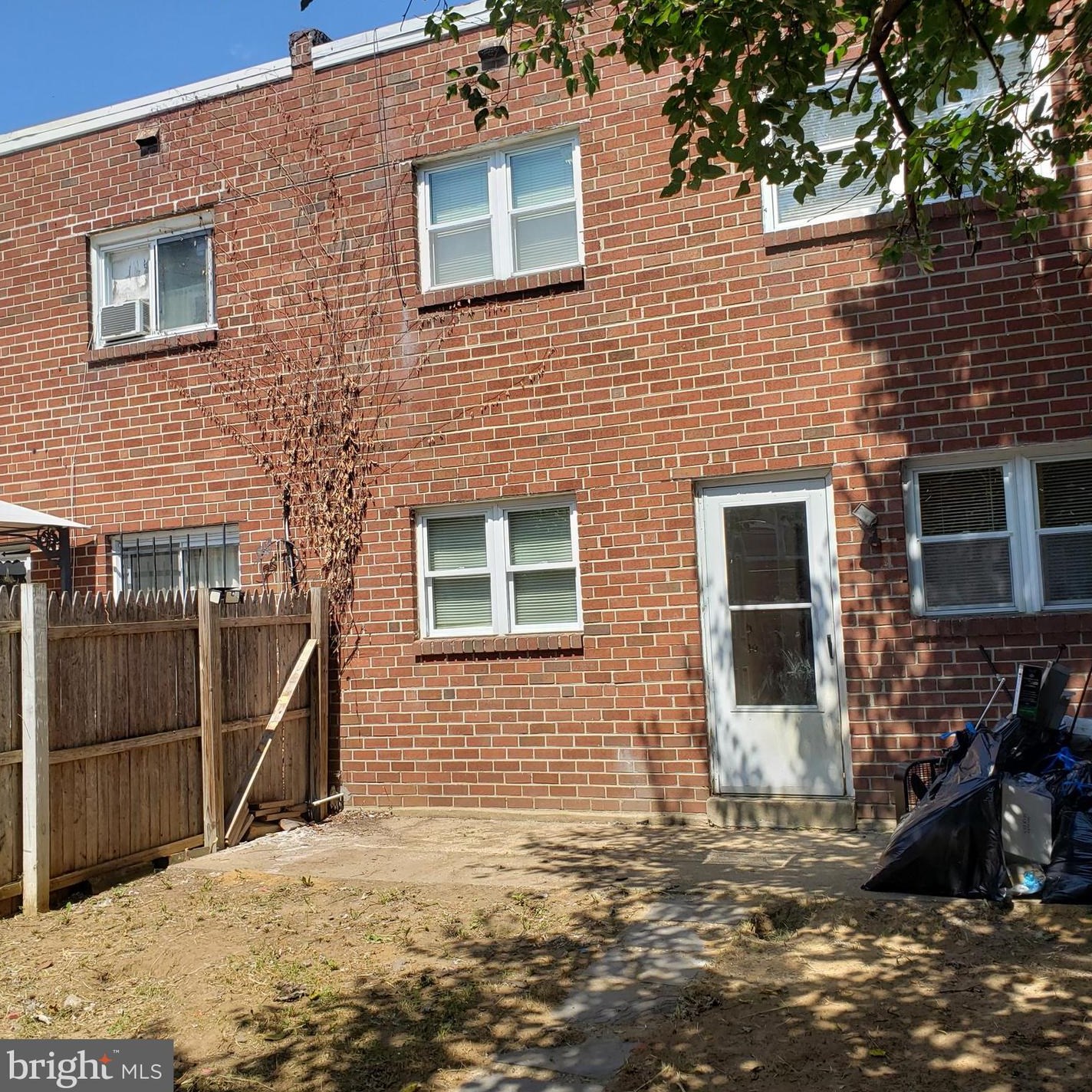 1215 Macarthur Dr, Camden, NJ 08104