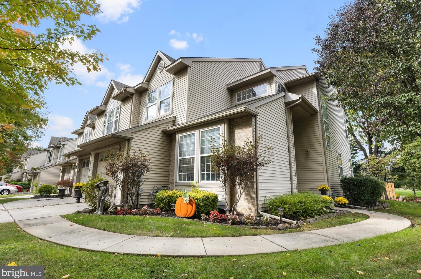 81 Smokey Run Dr, Berlin Boro, NJ 08009