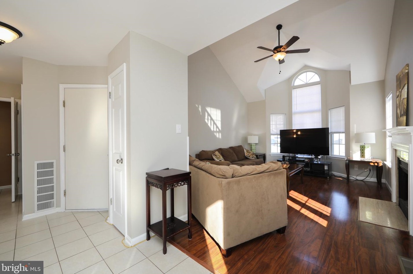 18 Park Side Dr, Erial, NJ 08081