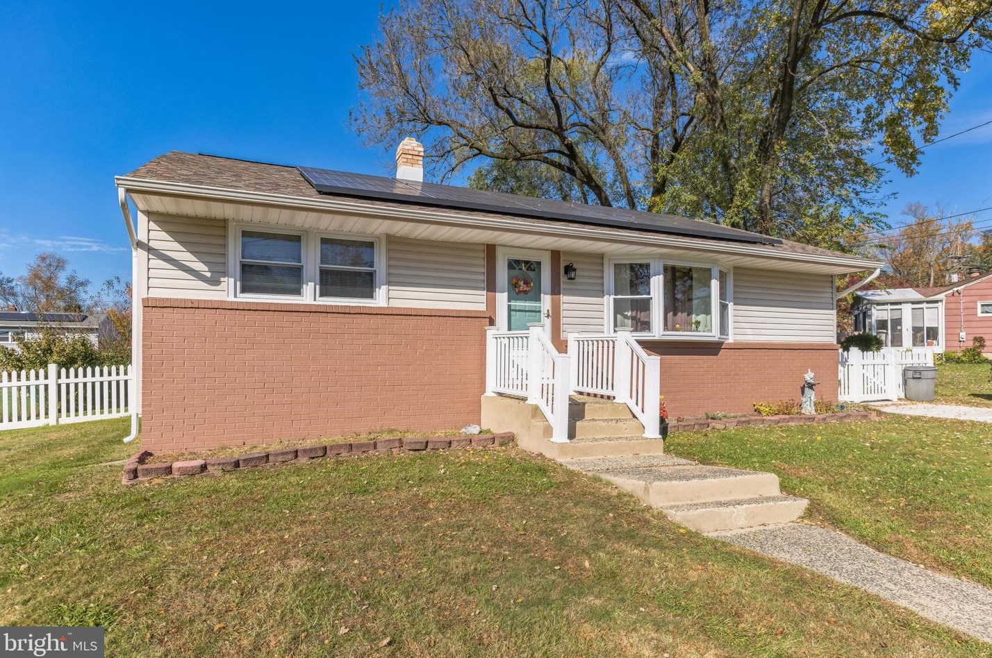 1 Laguna Dr, Magnolia, NJ 08049