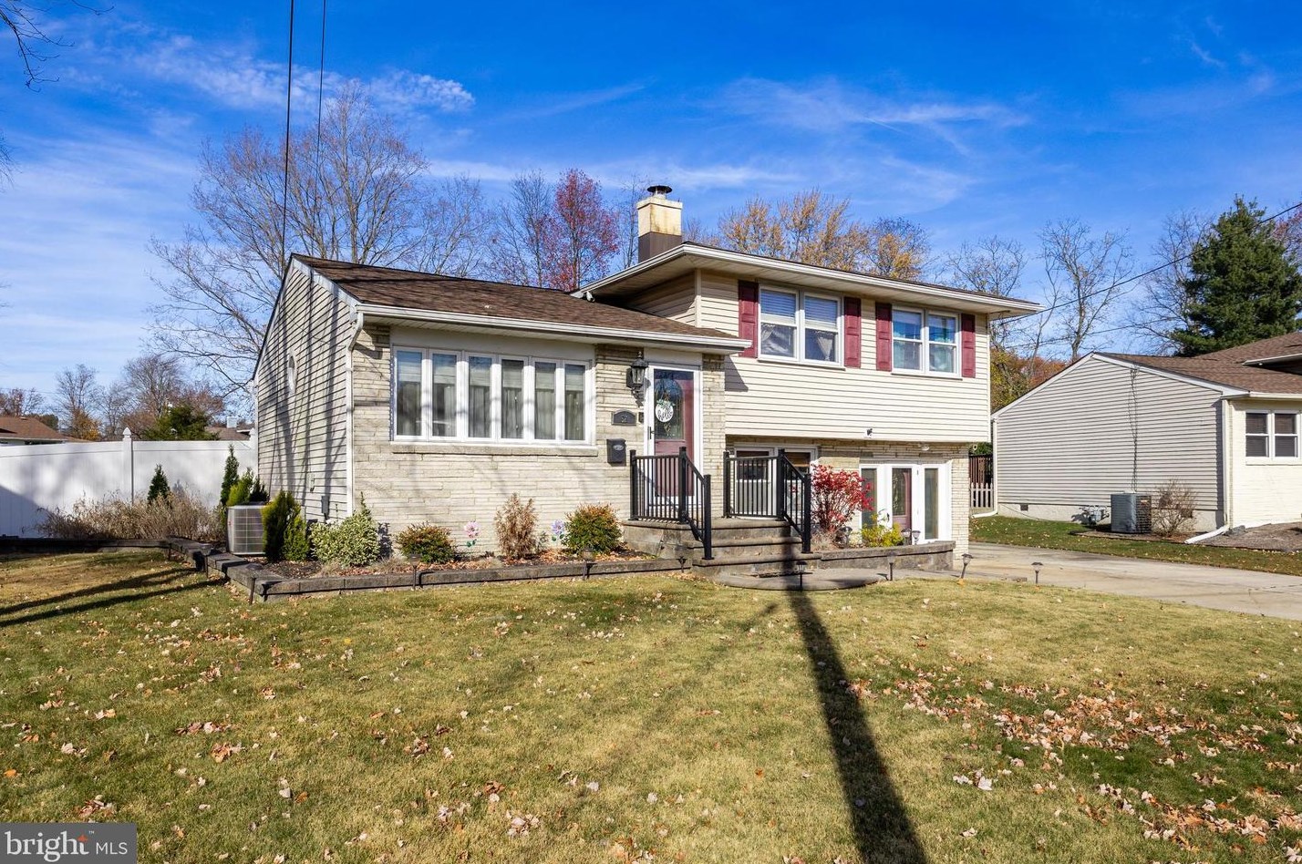 52 Enders Dr, Barrington, NJ 08007