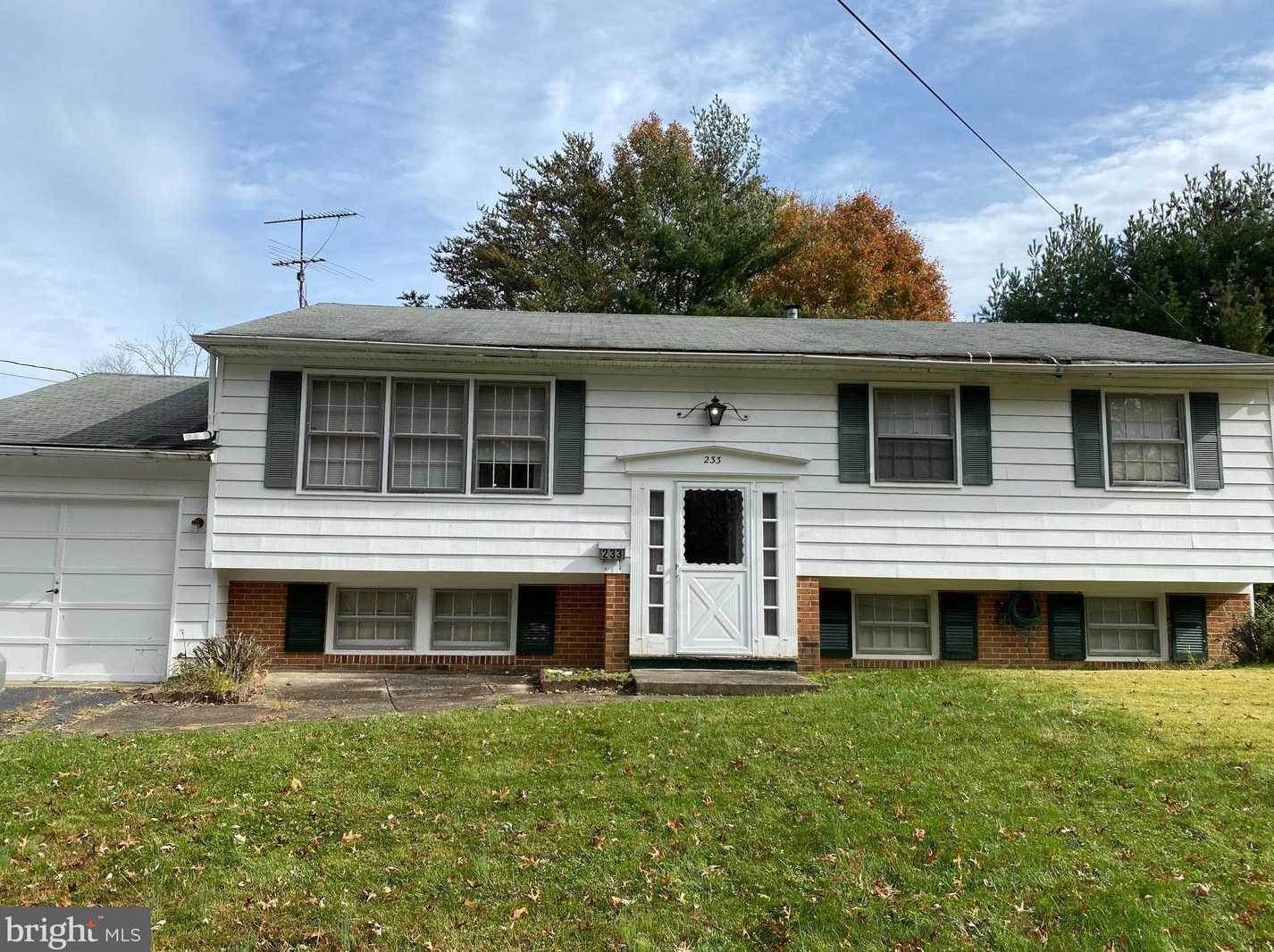 233 Woods Ln, Somerdale, NJ 08083-2642