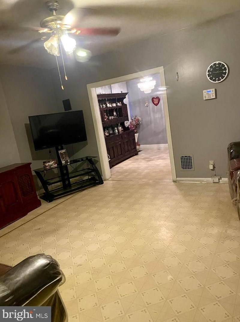 27 S 35th St, Camden, NJ 08105