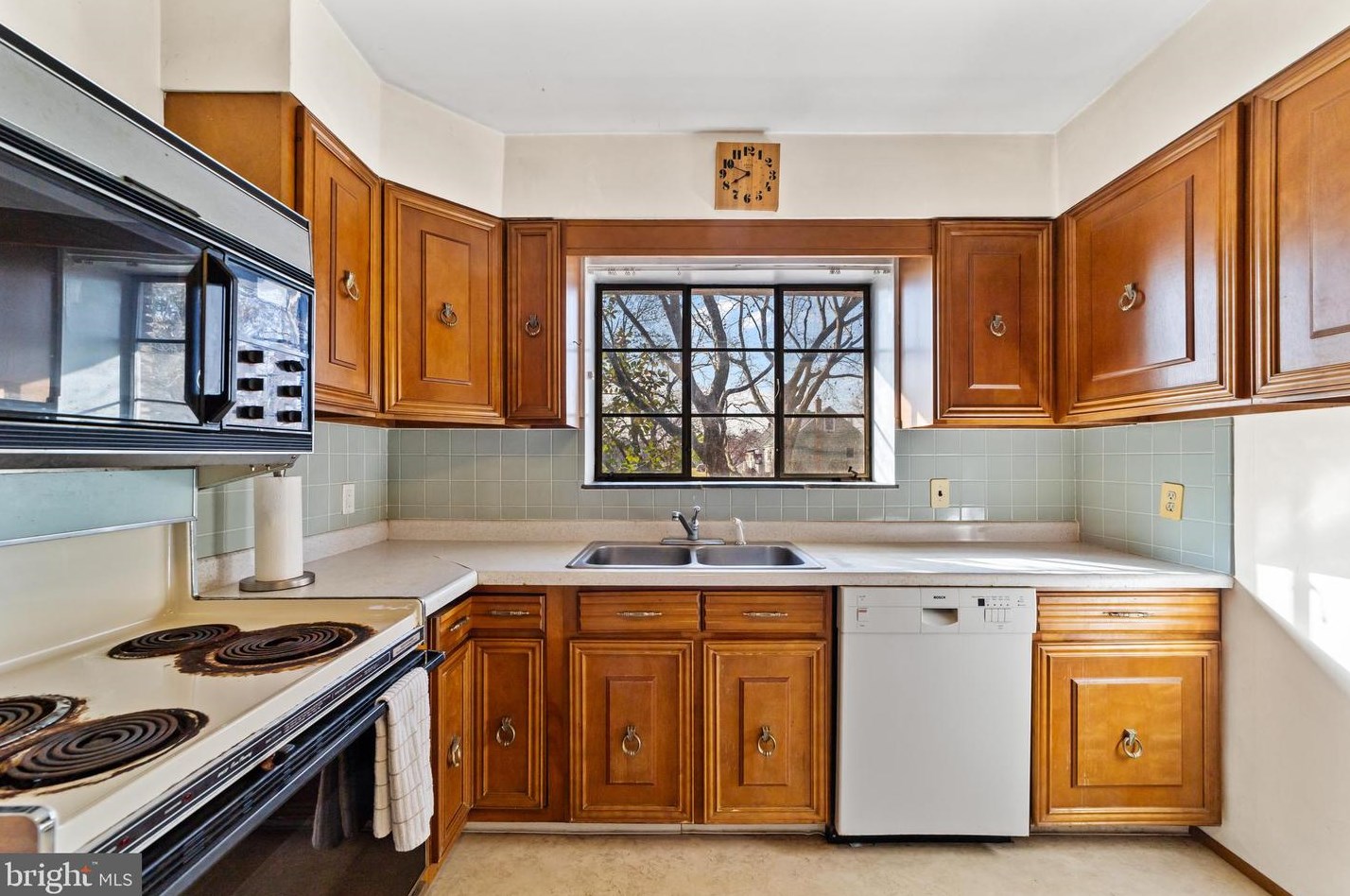 147 Lake Dr, Gloucester, NJ 08030