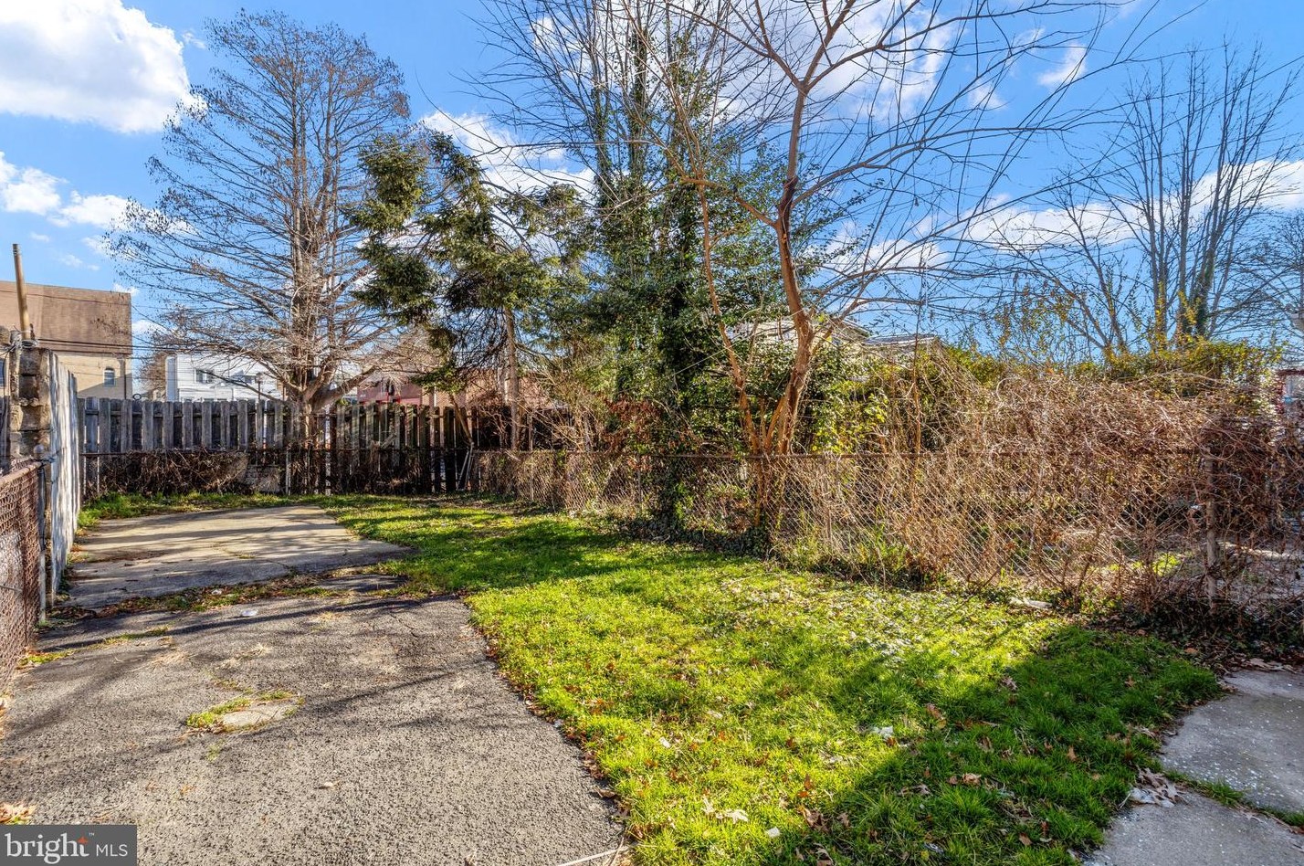 212 Chestnut Ave, Camden NJ  08109-2049 exterior