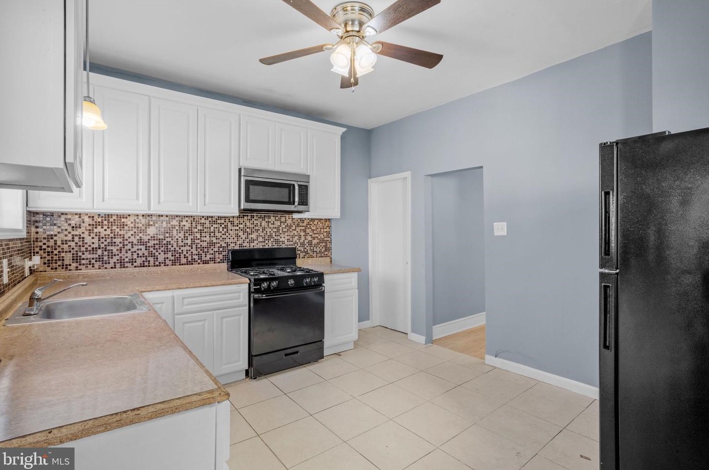 212 Chestnut Ave, Camden NJ  08109-2049 exterior