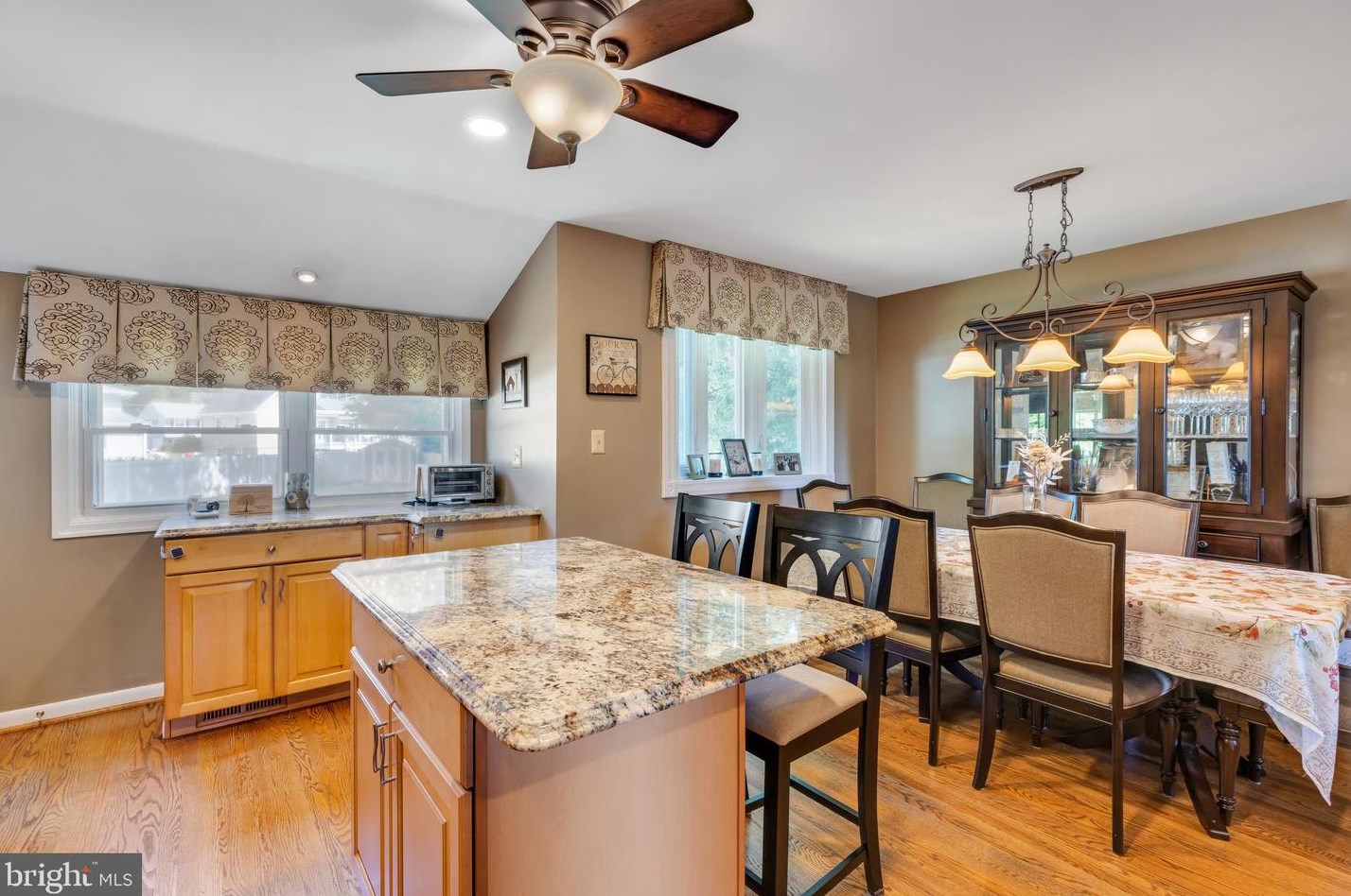 15 Knoll Rd, Stratford, NJ 08084