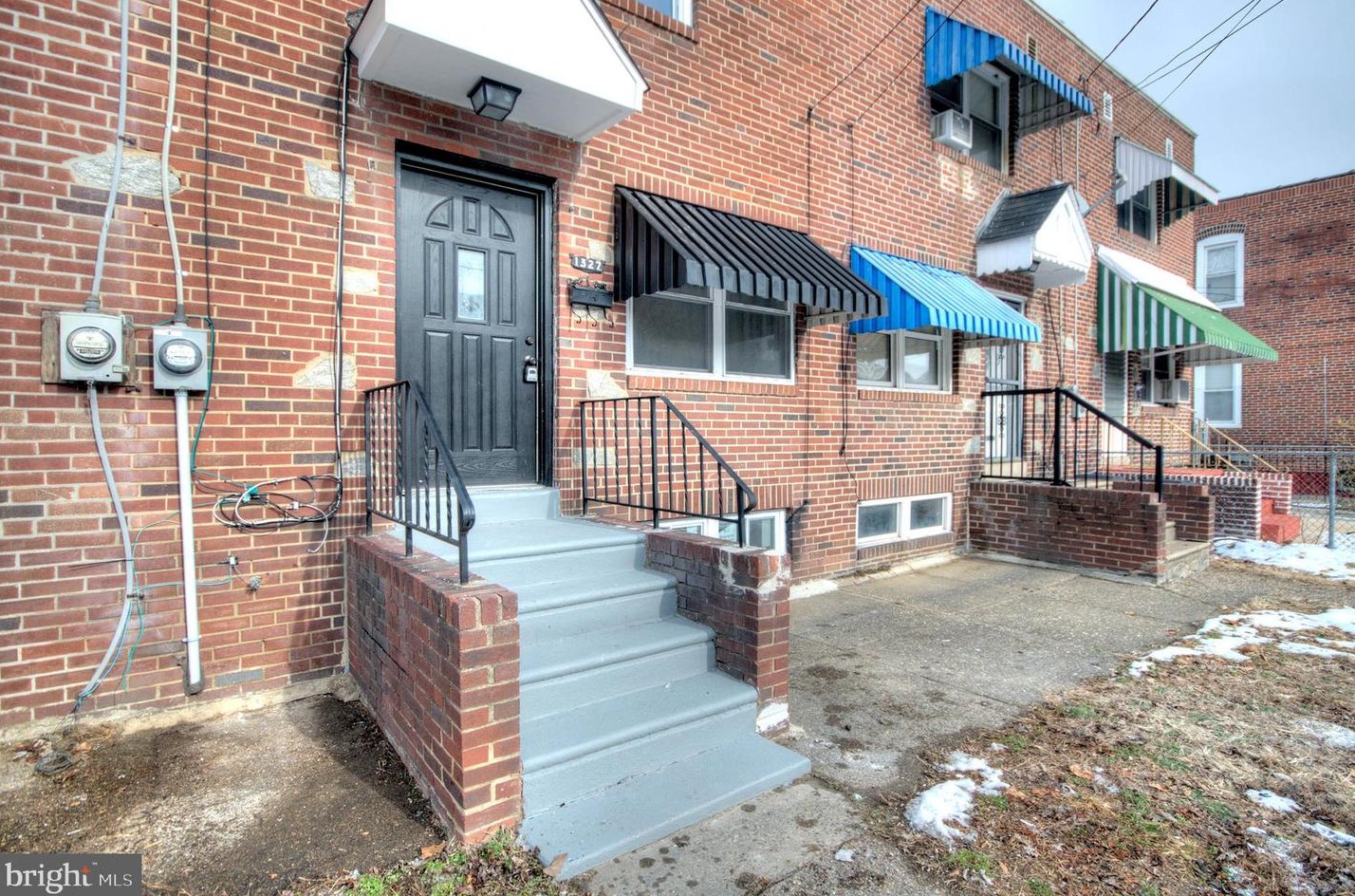 1327 Jackson St, Camden, NJ 08104-1739
