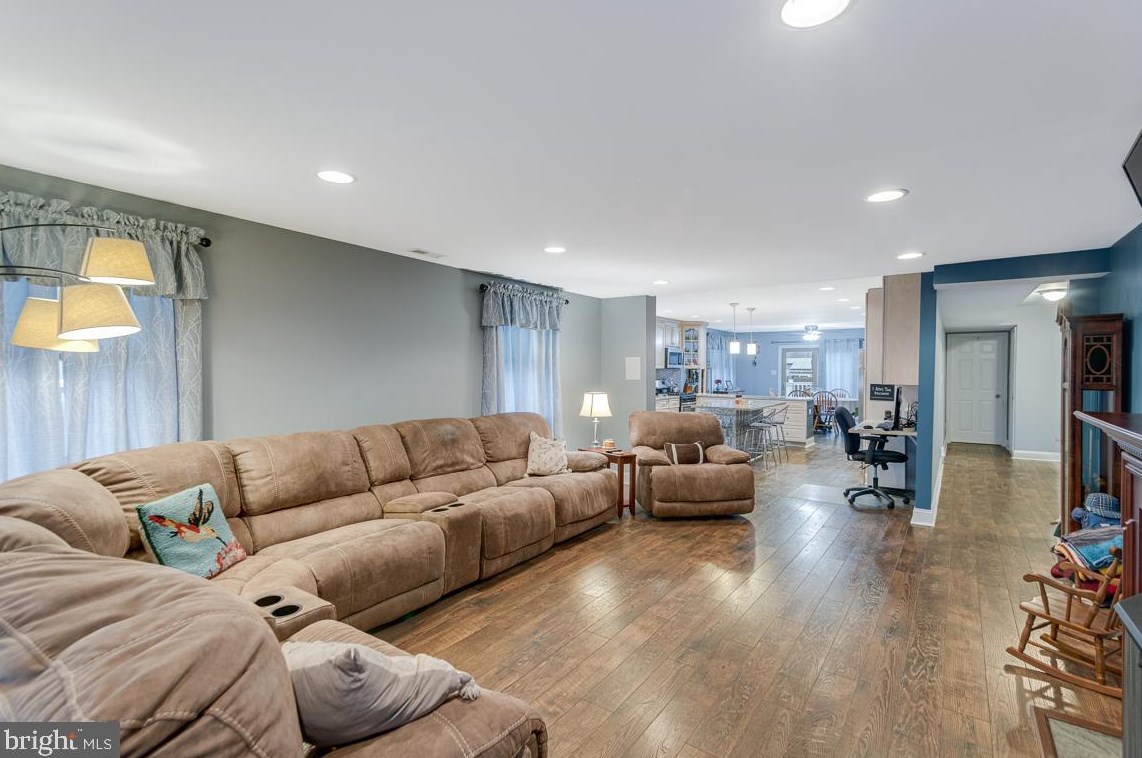 28 Garden Ave, Blenheim NJ  08012-4833 exterior