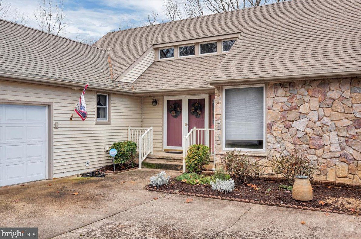 341 Front St, Waterford Township, NJ 08004-1919
