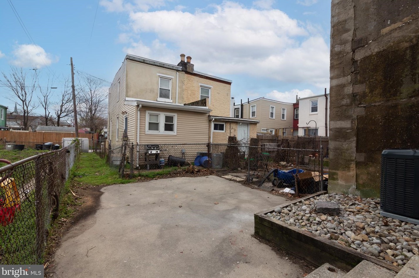 24 S King St, Gloucester, NJ 08030