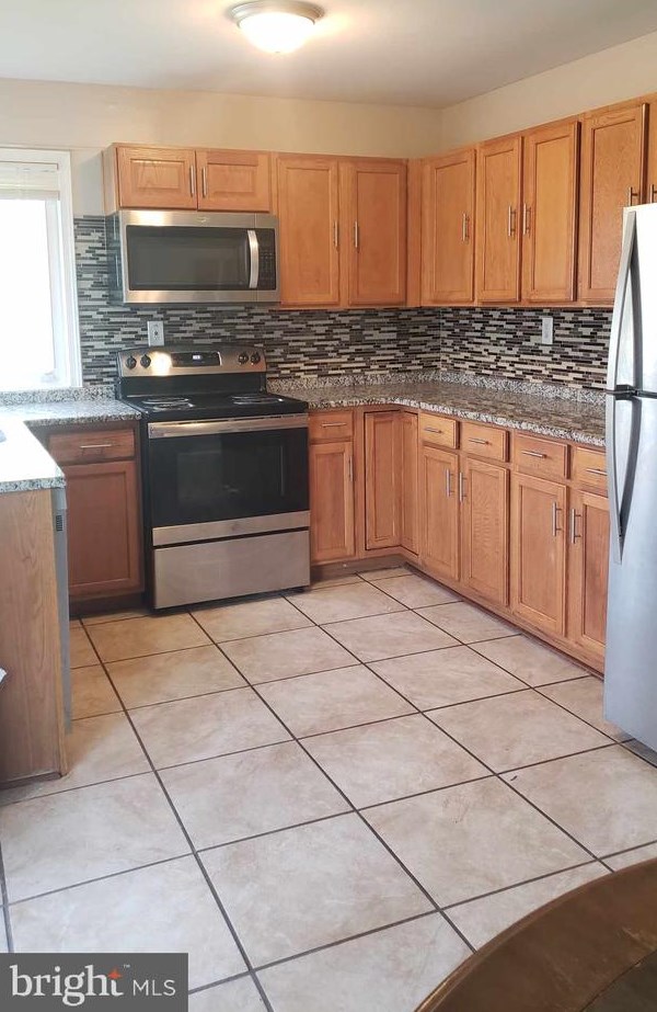 4 Price Ln, Erial, NJ 08081