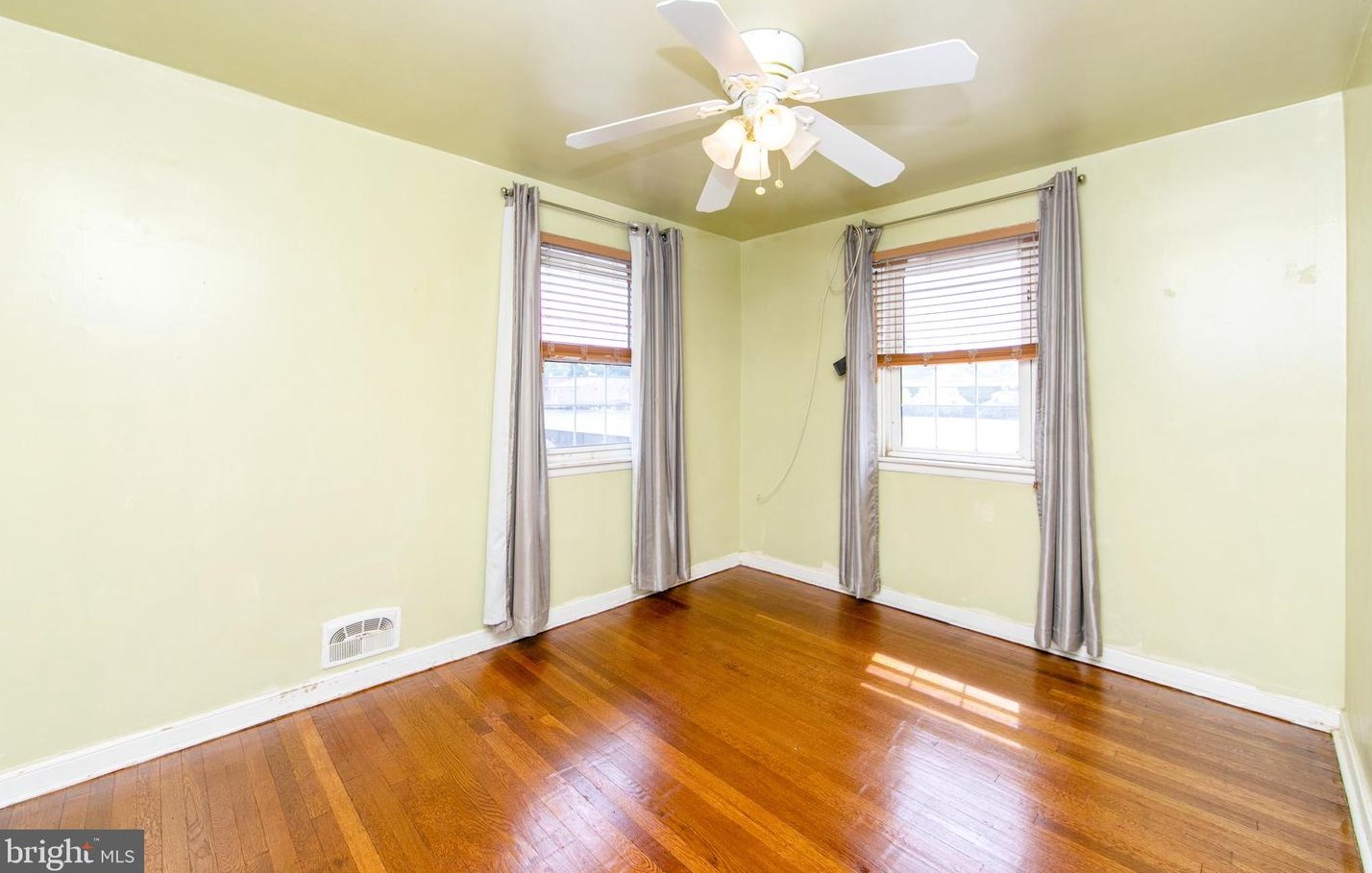 7160 Willgoos Ave, Camden NJ  08110-6133 exterior