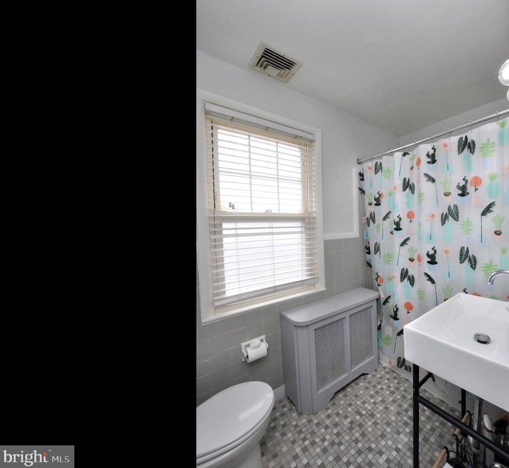 200 Stratford Ave, Camden NJ  08108-2328 exterior