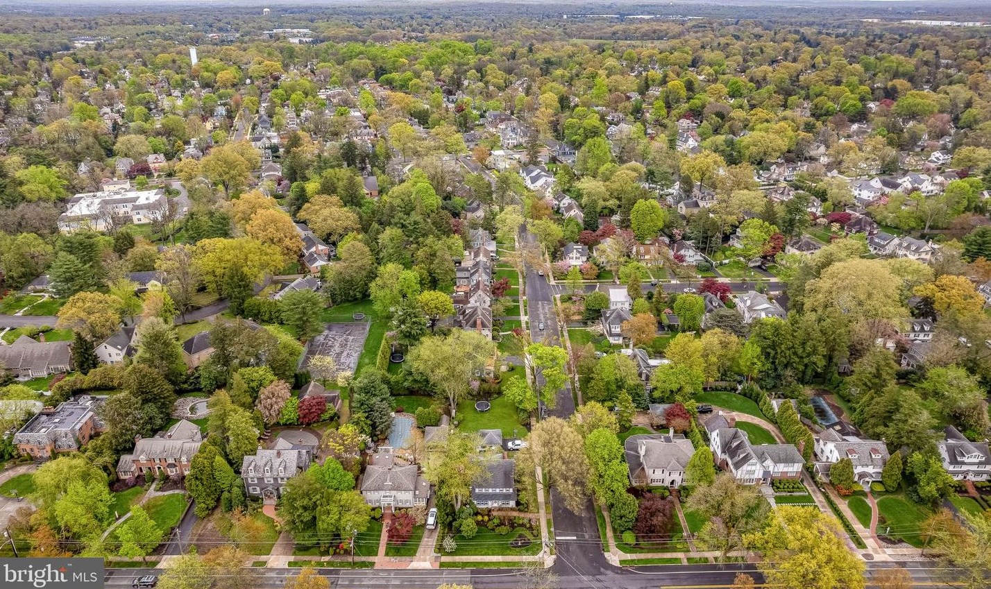 81 Chews Lndg Rd, Tavistock NJ 08033-3843 exterior