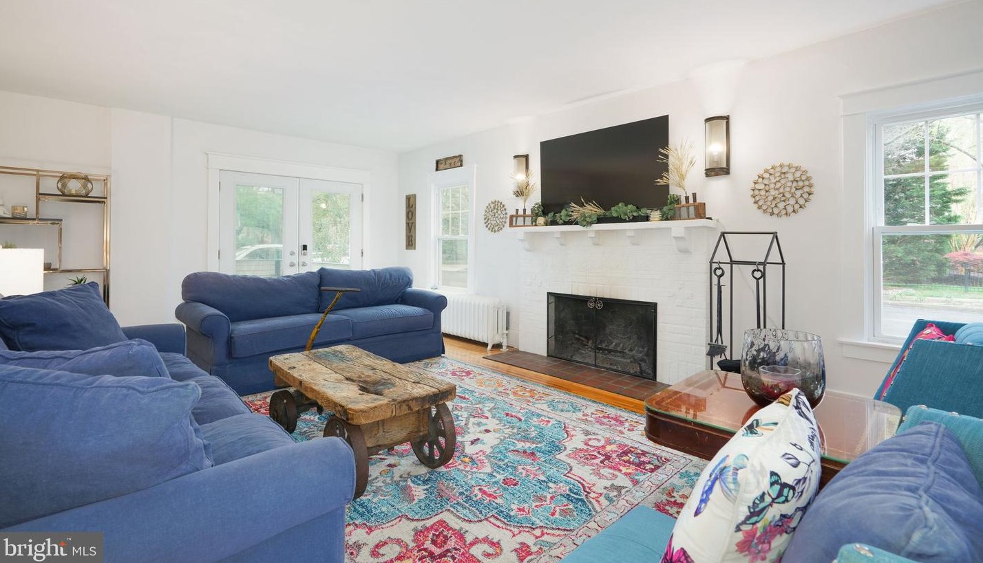 81 Chews Lndg Rd, Tavistock NJ 08033-3843 exterior