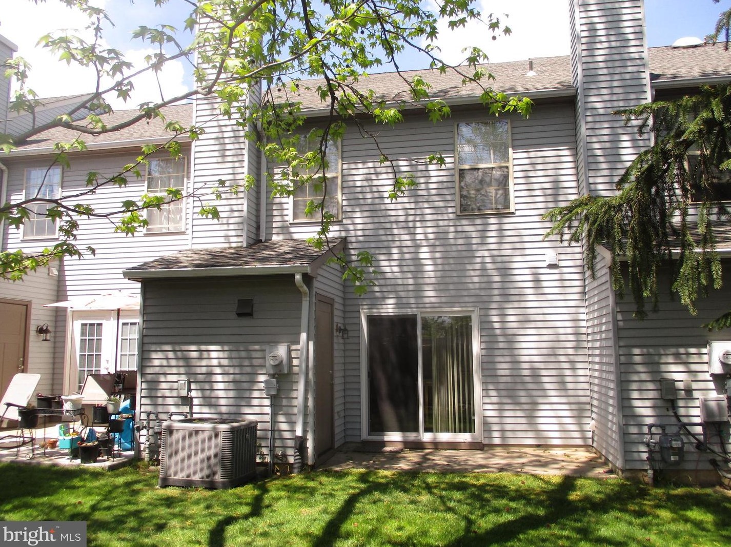33 Village Ct, Camden, NJ 08106