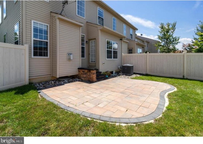 18 Glacier Dr, Berlin Boro, NJ 08009-9378