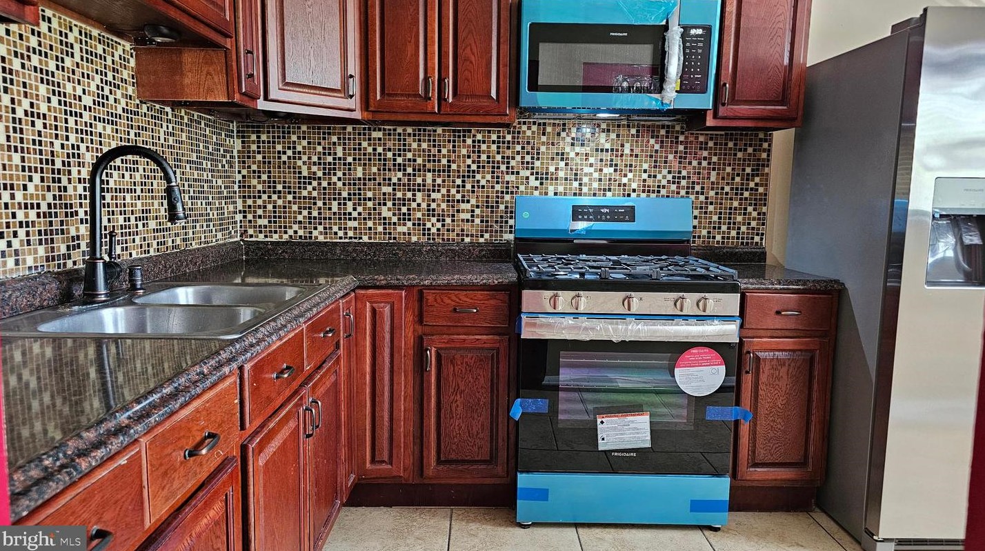 1231 Lake Shore Dr, Camden, NJ 08104