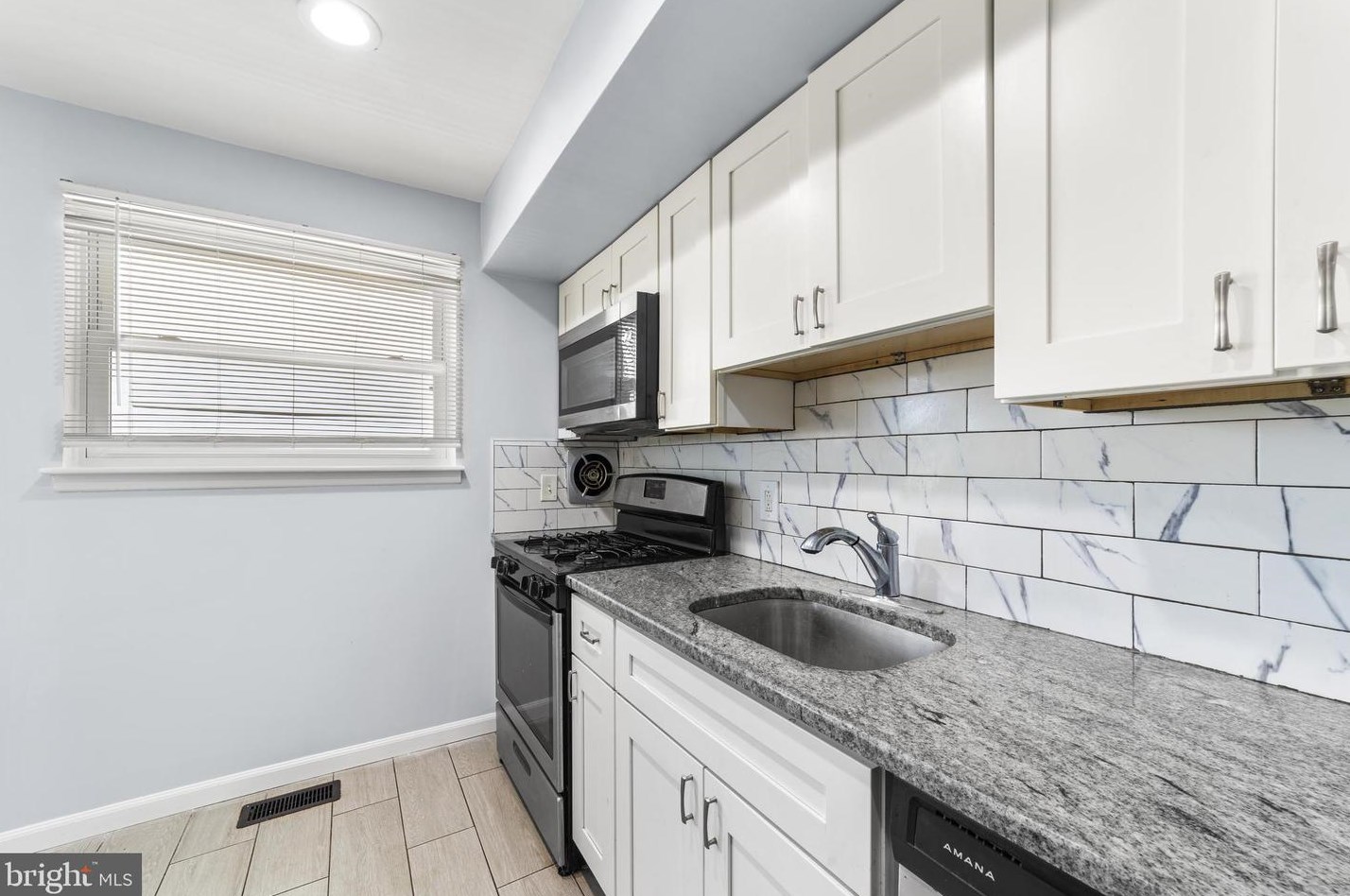 8413 Stow Rd, Camden NJ 08110-3337 exterior