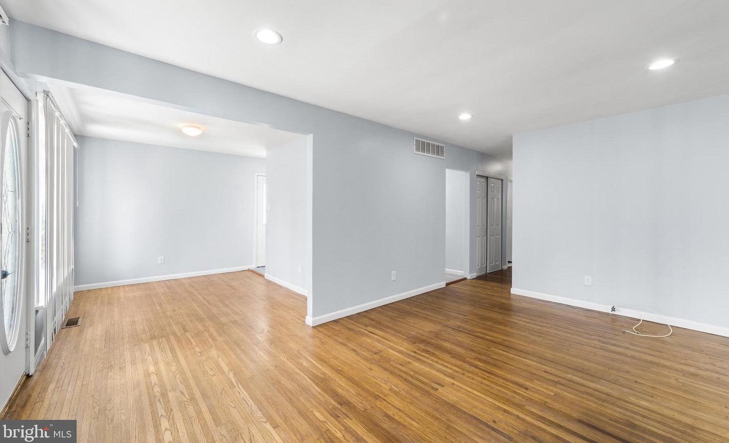 8413 Stow Rd, Camden NJ 08110-3337 exterior