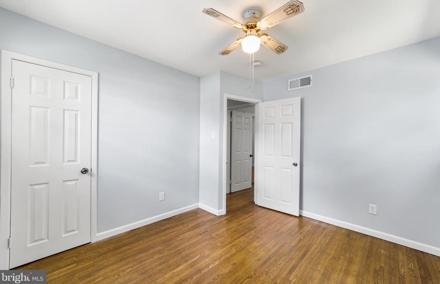 8413 Stow Rd, Camden NJ 08110-3337 exterior