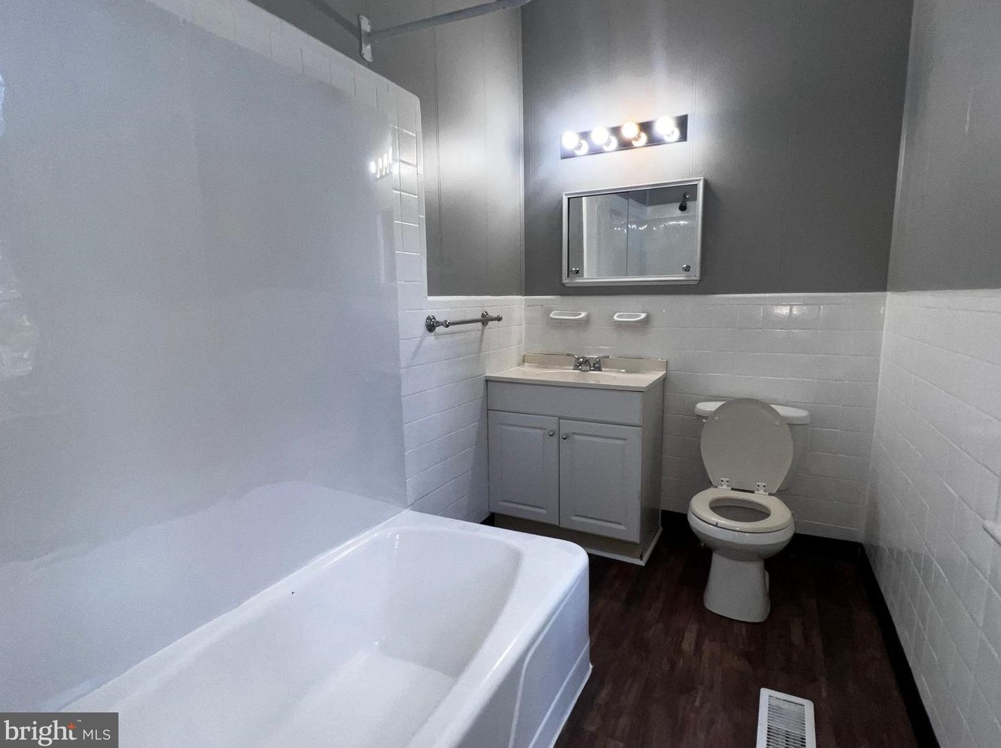 23 Chestnut Ave, Camden NJ  08109-2328 exterior