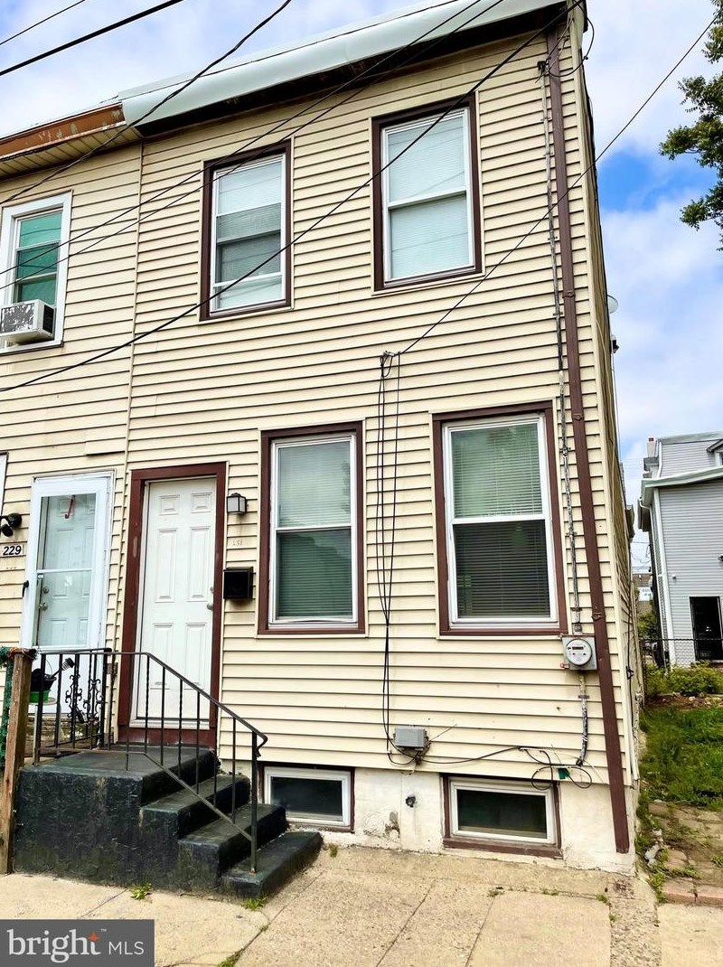 231 Willow St, Gloucester, NJ 08030-1454