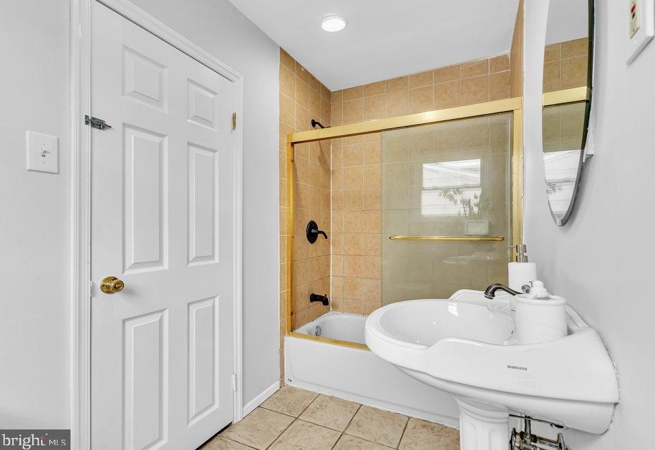 8421 Stow Rd, Camden NJ 08110-3337 exterior