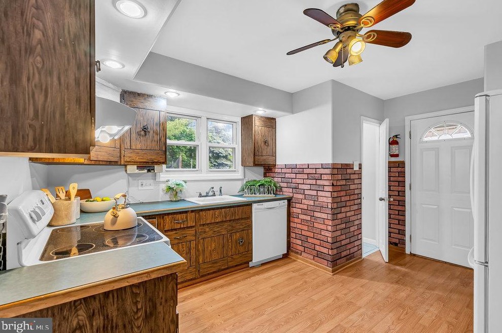 8421 Stow Rd, Camden NJ 08110-3337 exterior