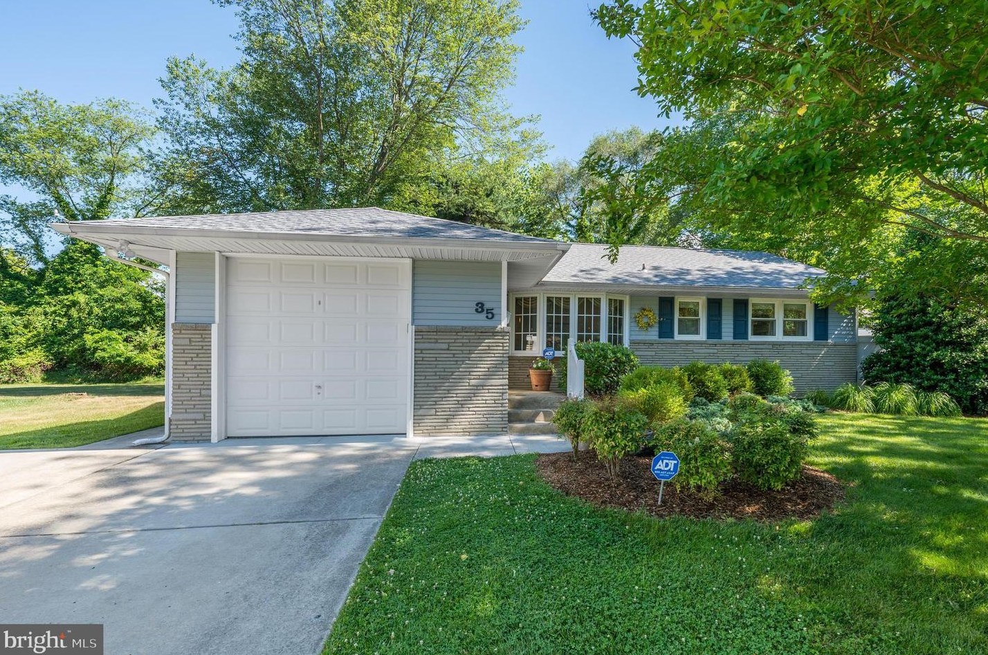 35 San Diego Dr, Magnolia, NJ 08049