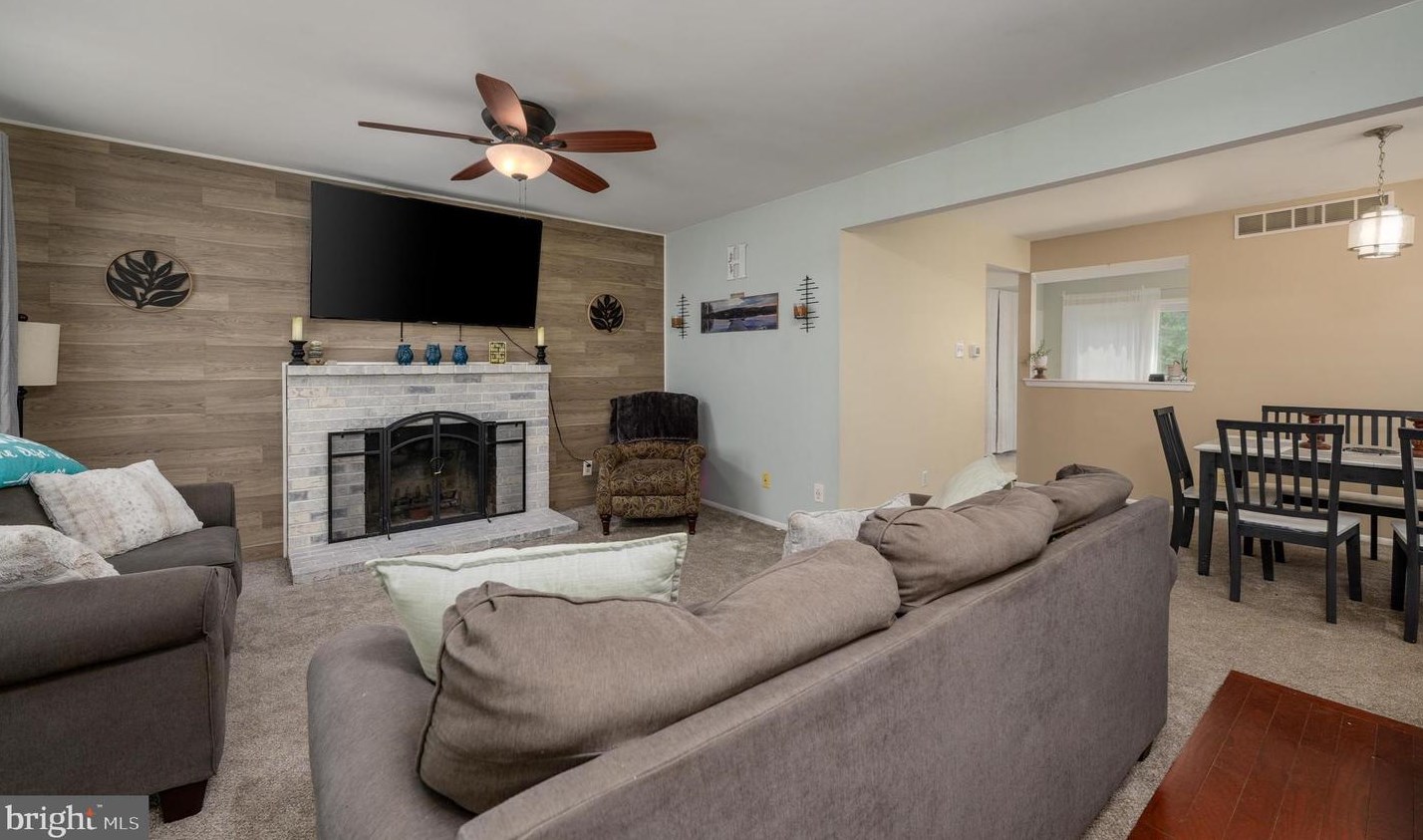 36 Woodvale Dr, Waterford Township, NJ 08004